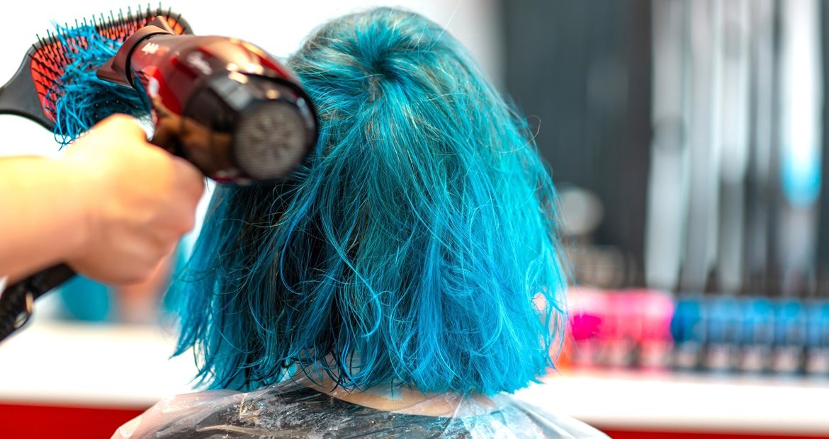 Entenda como conseguir pintar o cabelo azul